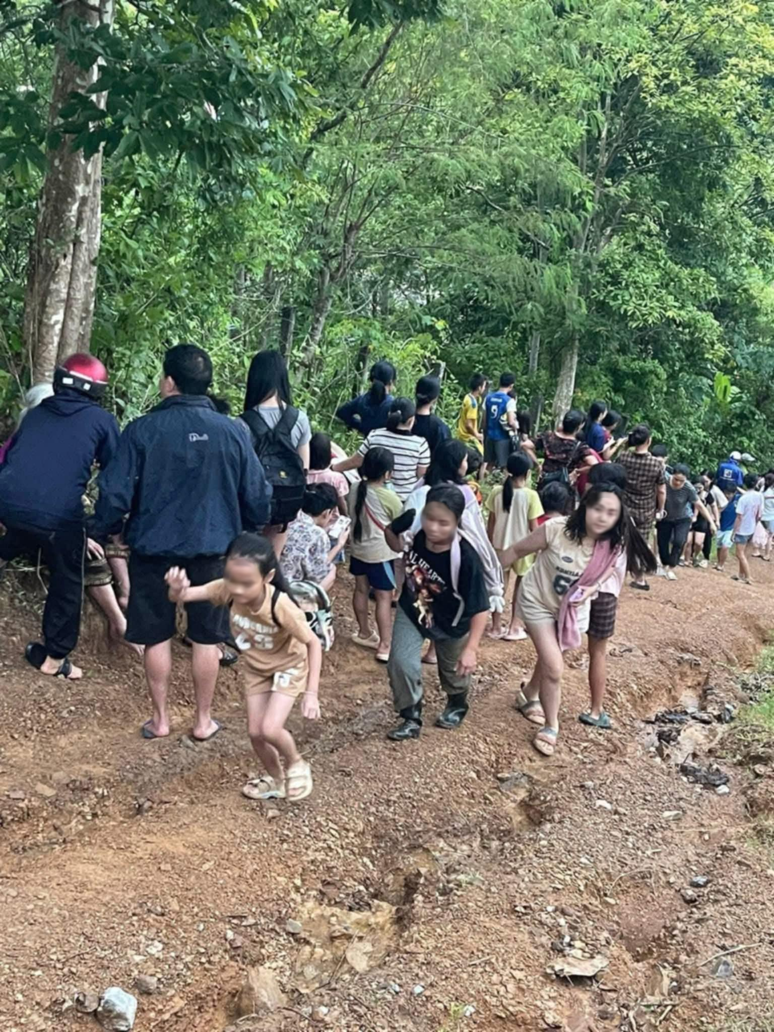 Giám đốc lên mạng xã hội phát trực tiếp khẳng định Thủy điện Bản Vẽ an toàn- Ảnh 5.