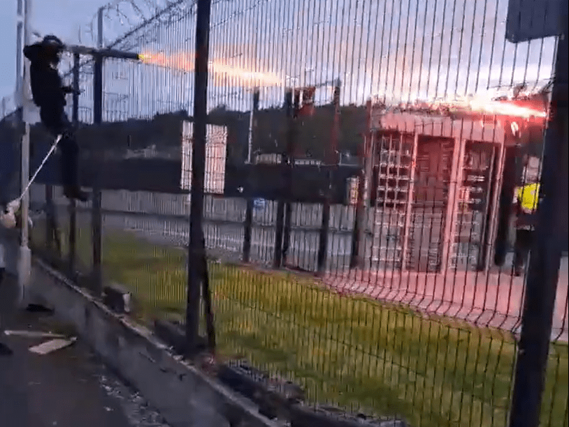 Kinh hoàng cảnh CĐV đánh nhau bằng gậy sắt, bắn pháo hỗn loạn ngoài sân vận động khiến 2 người nhập viện- Ảnh 3.