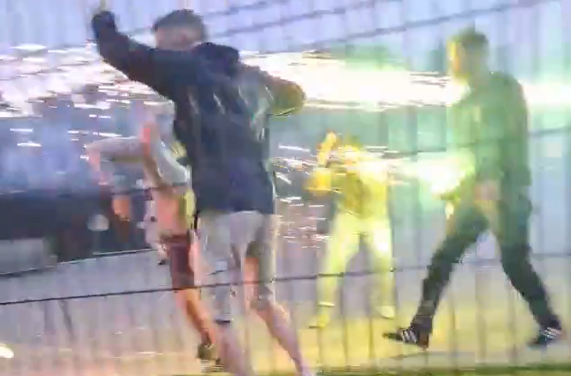 Kinh hoàng cảnh CĐV đánh nhau bằng gậy sắt, bắn pháo hỗn loạn ngoài sân vận động khiến 2 người nhập viện- Ảnh 2.