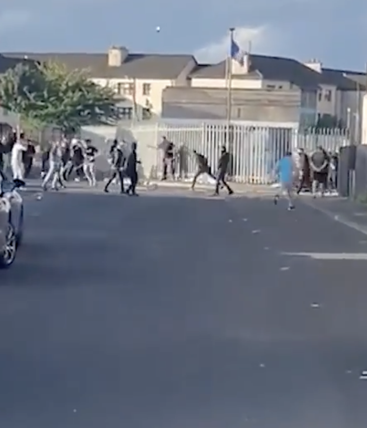 Kinh hoàng cảnh CĐV đánh nhau bằng gậy sắt, bắn pháo hỗn loạn ngoài sân vận động khiến 2 người nhập viện- Ảnh 1.