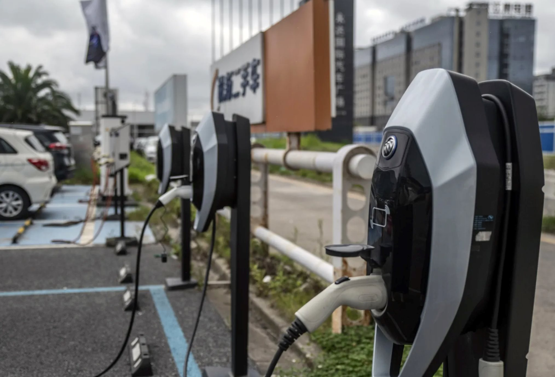 Quốc gia châu Á là 'vua trạm sạc xe điện': Nhiều gấp 9 lần Mỹ, chênh lệch hàng chục lần so với châu Âu, mạng lưới sạc siêu nhanh gây 'sốc'- Ảnh 2.