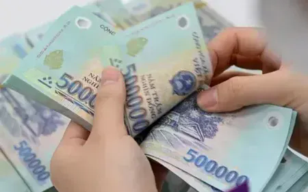 Tăng lương tối thiểu, người lao động có bị mất phúc lợi? - Ảnh 1. Tăng lương tối thiểu, người lao động có bị mất phúc lợi? - Ảnh 1.