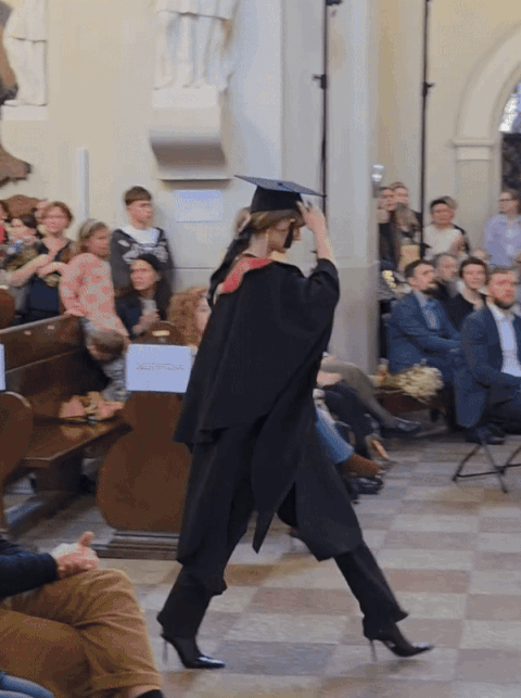 1,8 triệu người dõi theo bóng lưng một nữ sinh: Vài bước chân lên nhận bằng mà biến cả lễ tốt nghiệp thành sàn catwalk- Ảnh 1.