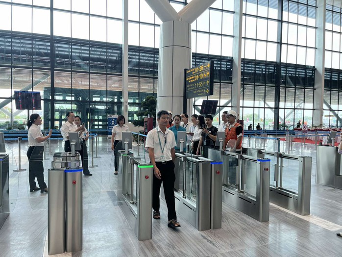 Triển khai thủ tục bay bằng sinh trắc học trên VNeID tại tất cả các sân bay toàn quốc- Ảnh 1. Triển khai thủ tục bay bằng sinh trắc học trên VNeID tại tất cả các sân bay toàn quốc- Ảnh 1.