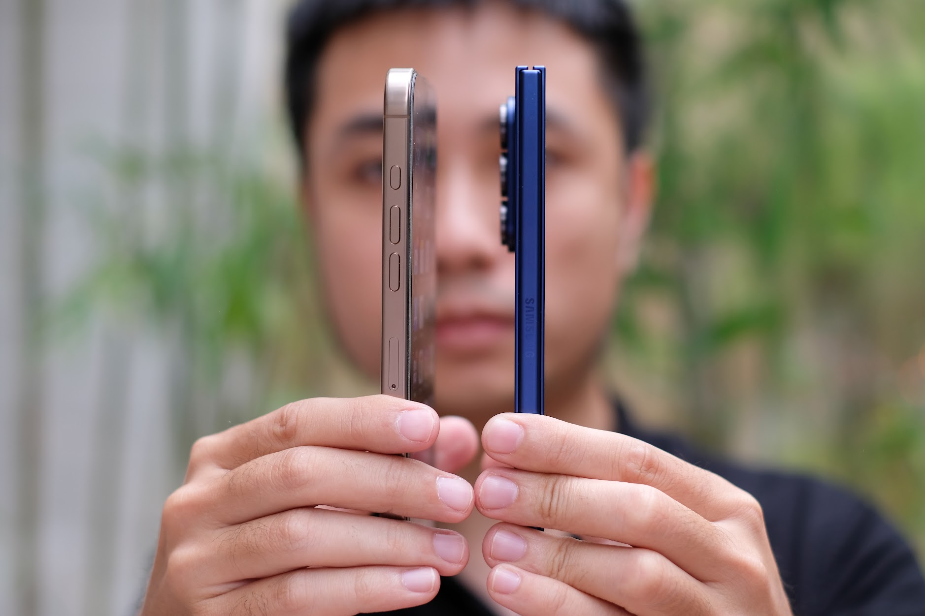 Galaxy Z Fold7 và iPhone 16 Pro Max: Cuộc đụng độ 'không khoan nhượng' của hai triết lý và tham vọng thay đổi trật tự phân khúc flagship toàn cầu- Ảnh 1.