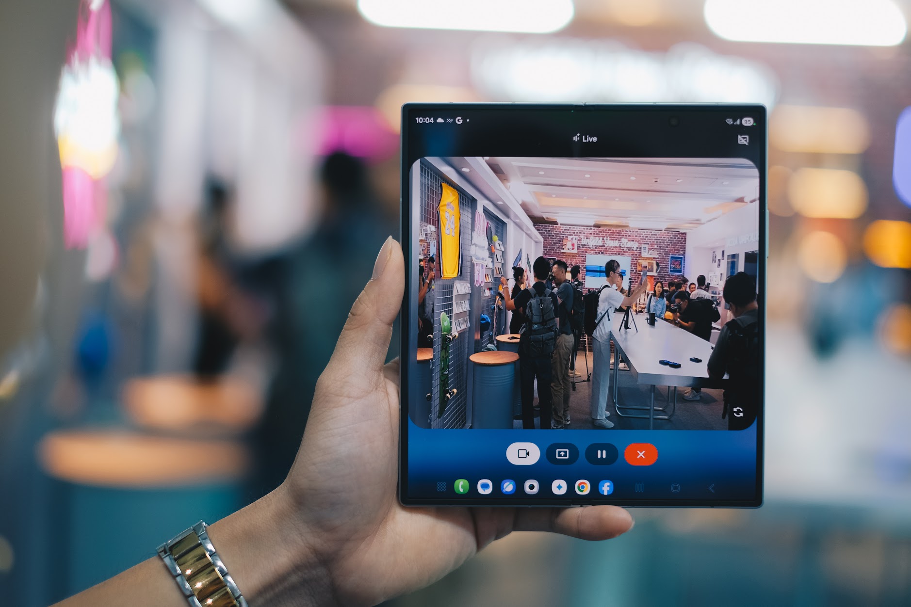 Galaxy Z Fold7 và iPhone 16 Pro Max: Cuộc đụng độ 'không khoan nhượng' của hai triết lý và tham vọng thay đổi trật tự phân khúc flagship toàn cầu- Ảnh 2.