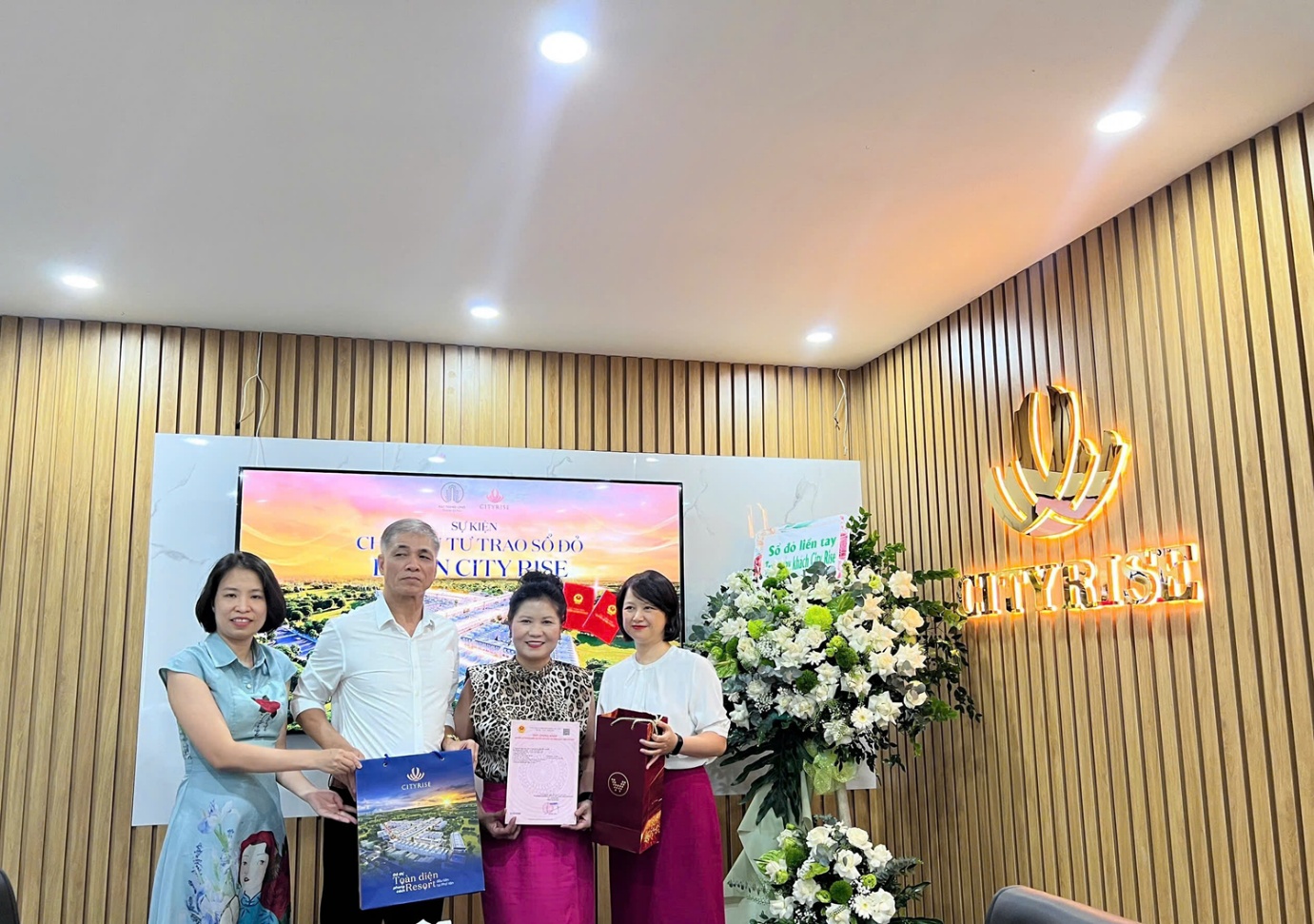 Chủ đầu tư Bắc Thăng Long - Thành Đồng bàn giao sổ đỏ cho cư dân City Rise - Ảnh 1.