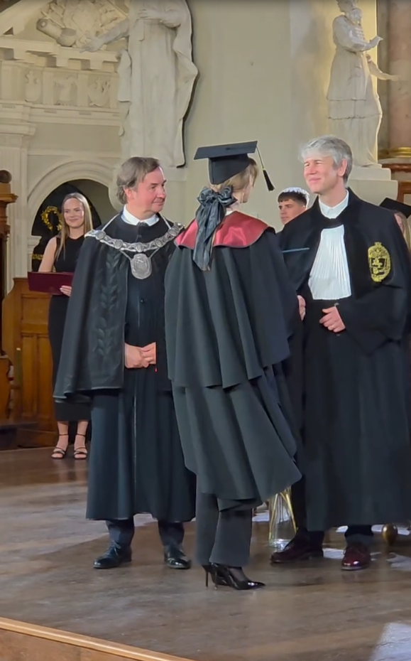 1,8 triệu người dõi theo bóng lưng một nữ sinh: Vài bước chân lên nhận bằng mà biến cả lễ tốt nghiệp thành sàn catwalk- Ảnh 3.