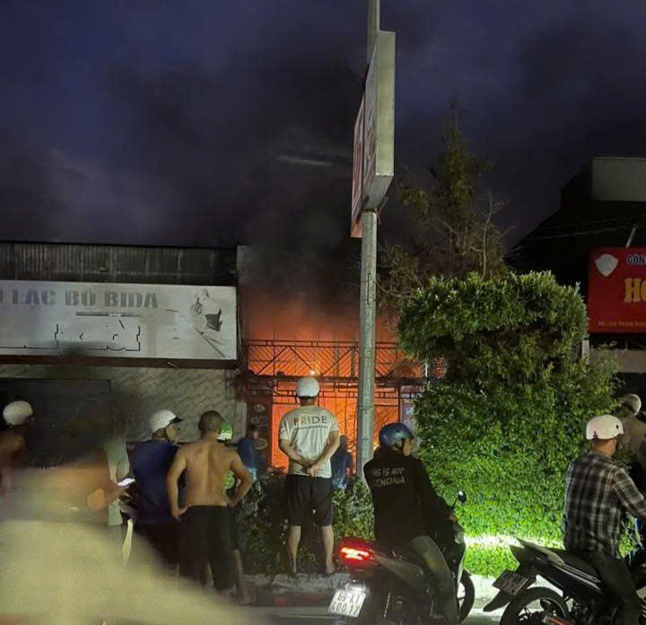 Tiệm mì cay ở Cà Mau bốc cháy dữ dội lúc rạng sáng - Ảnh 1.