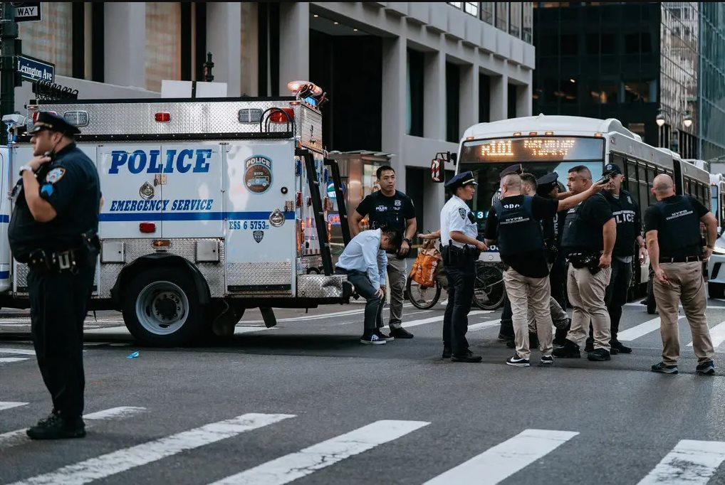 Nóng: Một giám đốc cấp cao vừa bị bắn chết ngay tại trụ sở quỹ tài sản lớn bậc nhất thế giới - Ảnh 4.