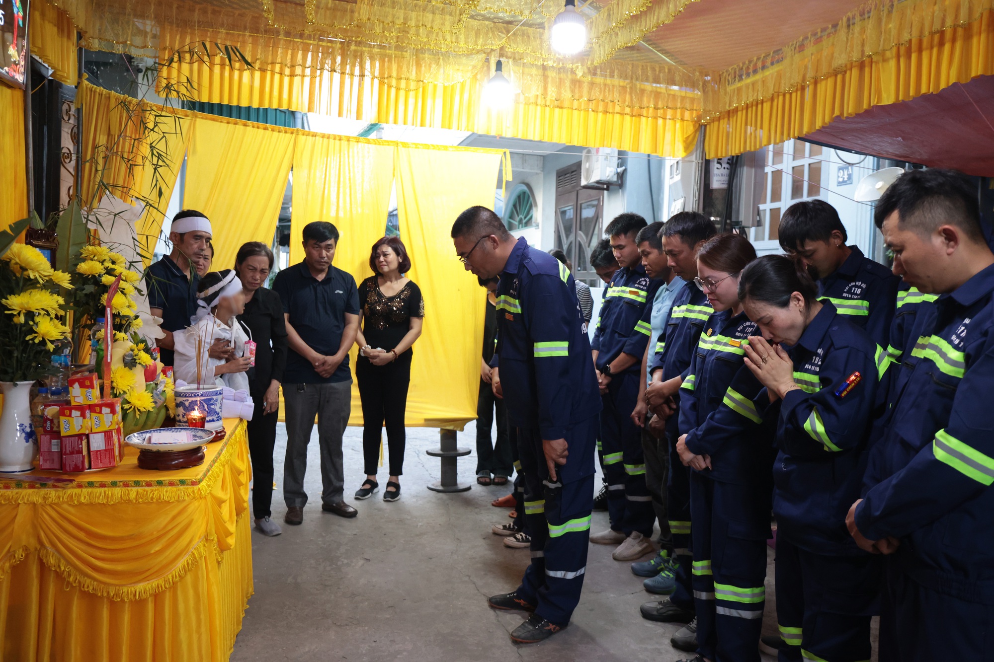 Đội cứu hộ cứu nạn 116 khóc nghẹn trong tang lễ người cha đơn thân tử nạn khi tắm biển Hòn Gai: “Đó là điều cuối cùng chúng tôi có thể làm”