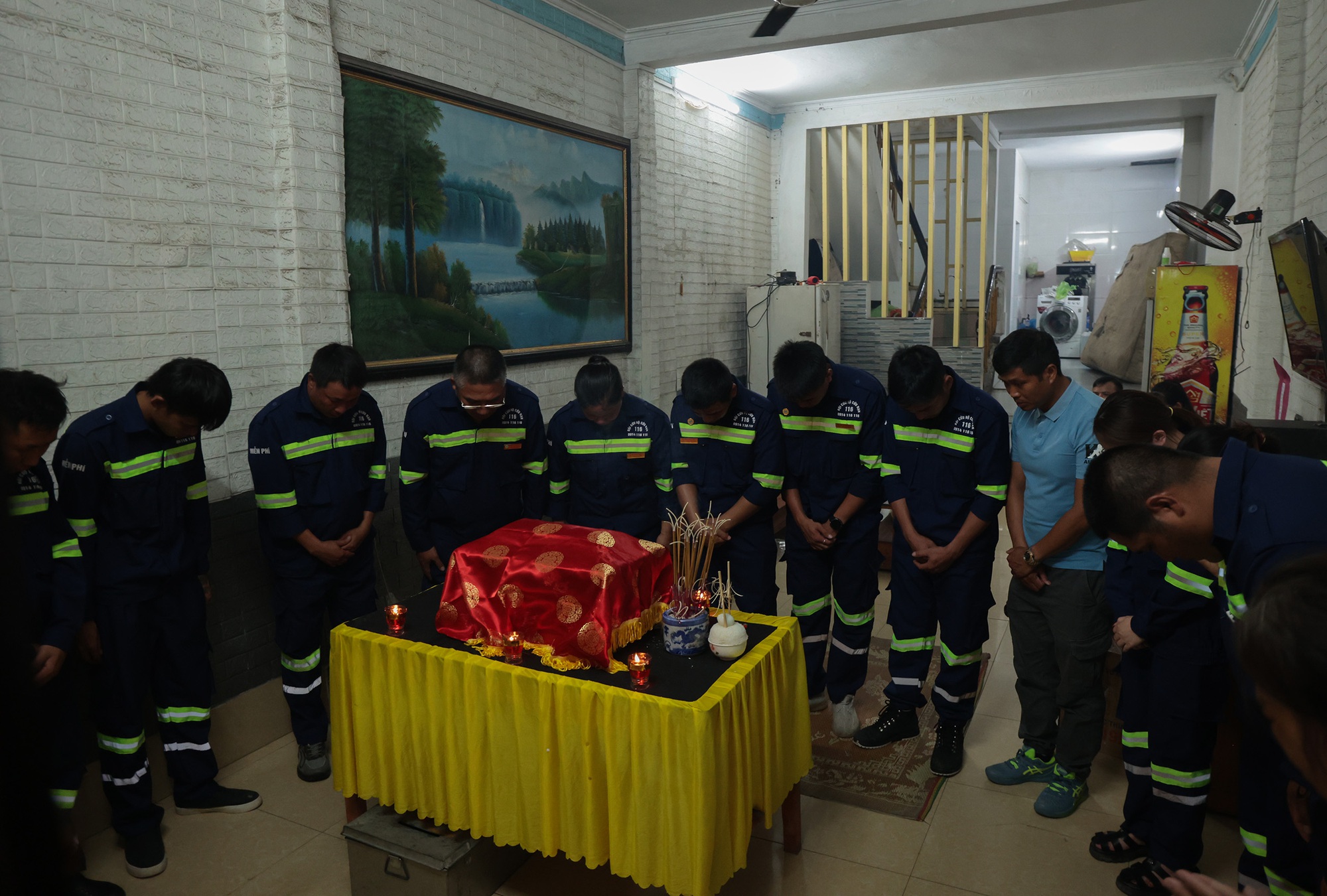 Đội cứu hộ cứu nạn 116 khóc nghẹn trong tang lễ người cha đơn thân tử nạn khi tắm biển Hòn Gai: “Đó là điều cuối cùng chúng tôi có thể làm”