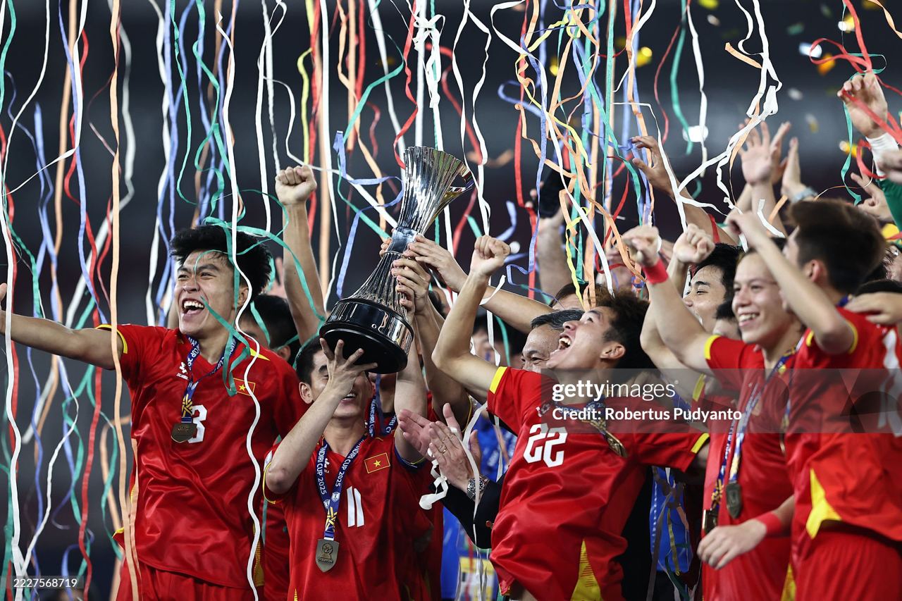 U23 Việt Nam ăn mừng cảm xúc lên ngôi vô địch U23 Đông Nam Á 2025, "kỳ phùng địch thủ" Indonesia rơi nước mắt uất nghẹn- Ảnh 3.