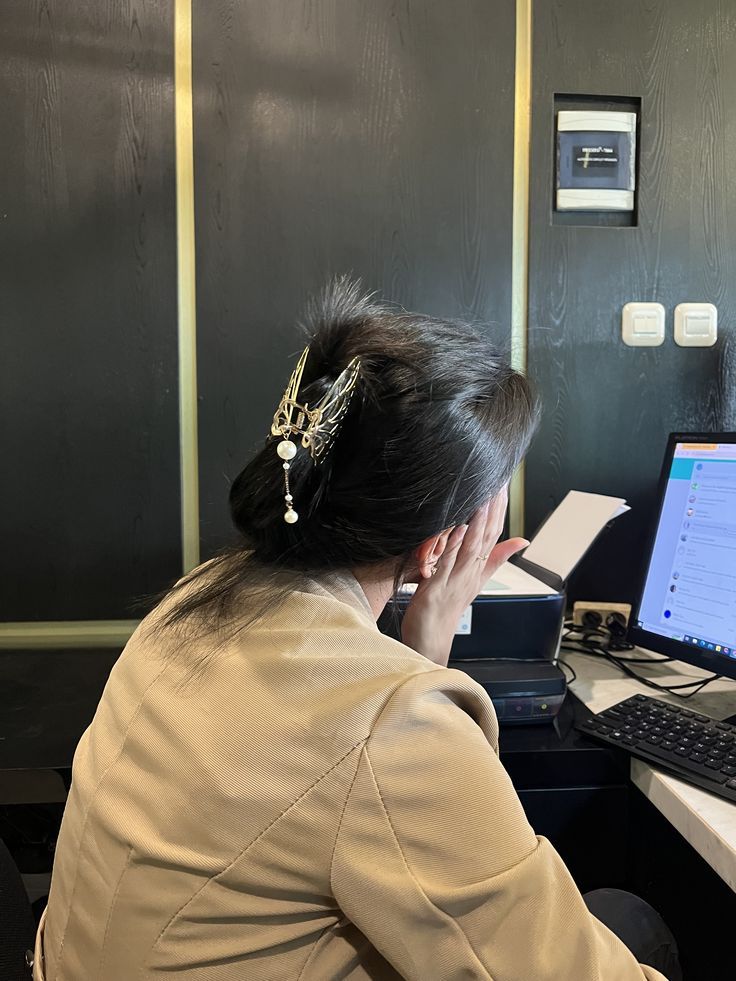 Lương ổn nhưng kiệt quệ, dân văn phòng “động viên nhau” đi làm giúp việc, chạy xe ôm: Chuyện gì vậy?- Ảnh 2.