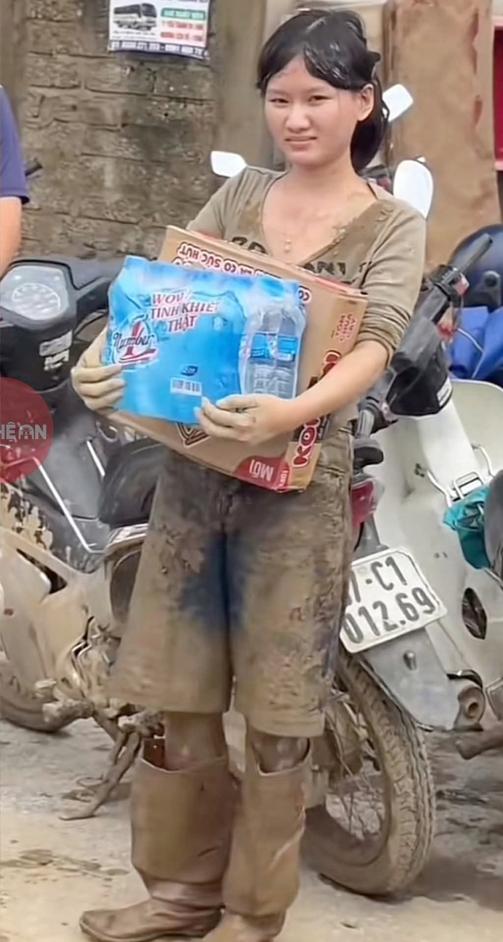 Gia cảnh đáng thương và cách hành xử 10 điểm của nữ sinh lấm lem bùn đất giữa lũ lịch sử ở Nghệ An- Ảnh 1.