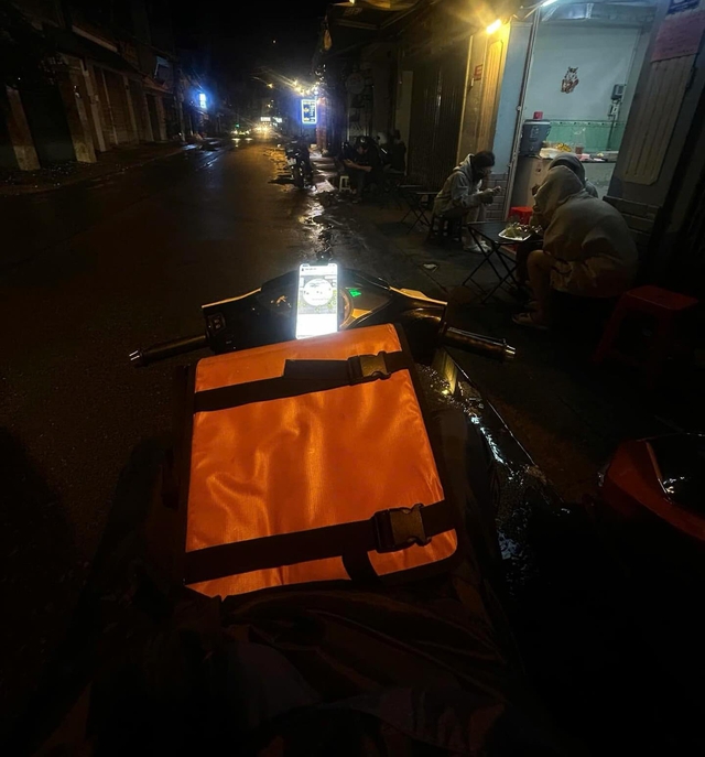 Lương ổn nhưng kiệt quệ, dân văn phòng “động viên nhau” đi làm giúp việc, chạy xe ôm: Chuyện gì vậy?- Ảnh 4.