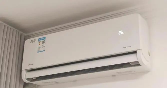 Hôm nay tôi mới biết: Mùa hè bật điều hòa ban đêm để 26 độ là sai! Đây mới là cách dùng đúng, vừa mát vừa tiết kiệm điện- Ảnh 1.