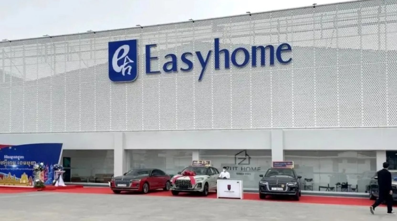 Một tỷ phú ngành nội thất nhảy lầu tự tử sau 4 ngày tại ngoại- Ảnh 2.