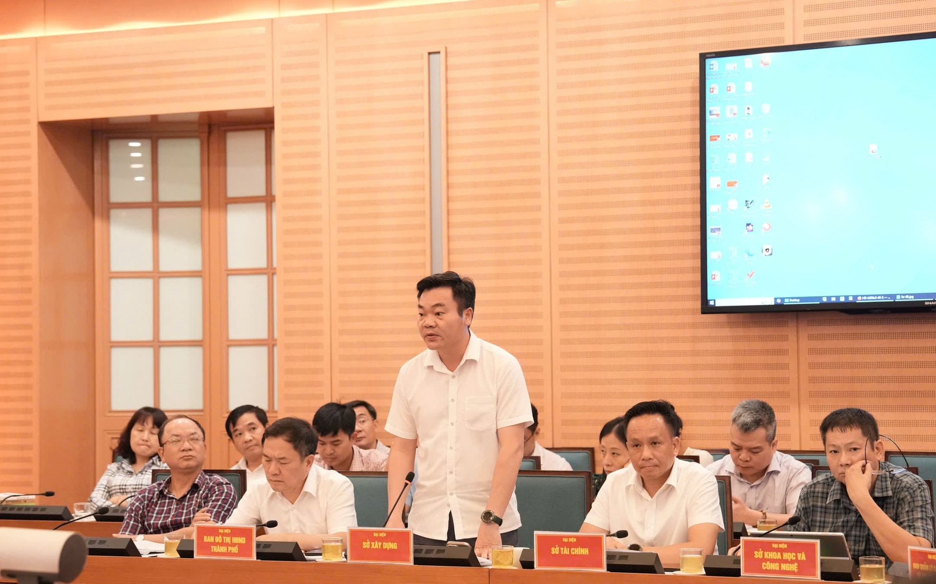 Chuyển sang xe điện, Phó Giám đốc Sở Xây dựng Hà Nội: Người dân sẽ được hỗ trợ tiền, phí và từ doanh nghiệp - Ảnh 2.