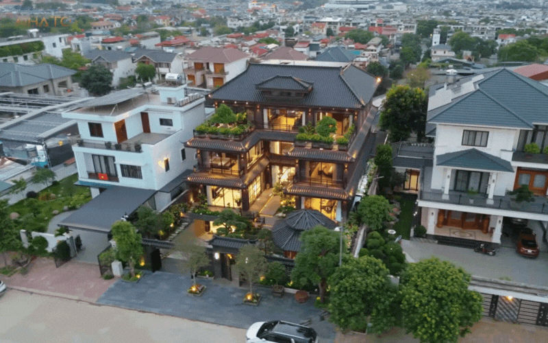 Bên trong biệt phủ hình chữ "H" rộng 1.200m2 đậm chất Á Đông của gia chủ yêu trà đạo - Ảnh 1.