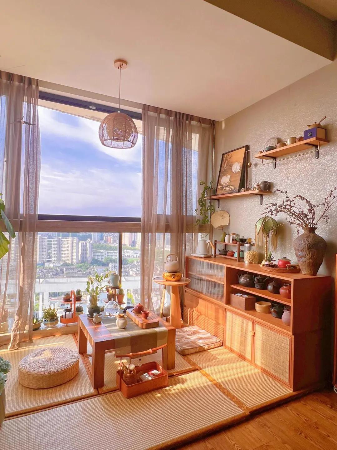 Ban công chỉ 4m² được cải tạo thành phòng trà tuyệt đẹp: Góc nhỏ khiến ai cũng mơ về một cuộc sống nhẹ nhàng, thư thái- Ảnh 1.