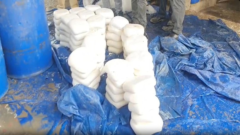 Theo dõi một nhà hàng, phanh phui đường dây sản xuất sữa và phô mai giả, tịch thu 6.500 kg sản phẩm pha hóa chất - Ảnh 1.