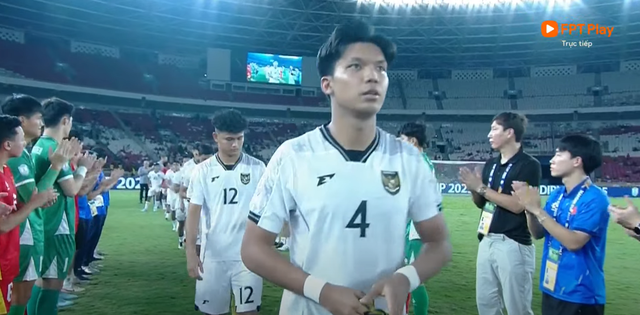 Ảnh nét căng: U23 Việt Nam vui sướng nâng cúp vô địch dưới trời pháo giấy, 1 cầu thủ rước cúp như Messi- Ảnh 13.