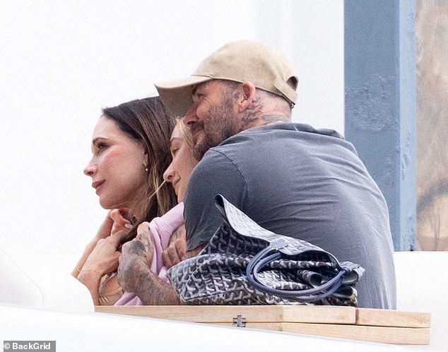Vợ chồng con cả nhà Beckham ngồi siêu du thuyền 2.900 tỷ của nhà ngoại, "chặt đẹp" bố mẹ - David và Victoria - Ảnh 4. Vợ chồng con cả nhà Beckham ngồi siêu du thuyền 2.900 tỷ của nhà ngoại, "chặt đẹp" bố mẹ - David và Victoria - Ảnh 4.