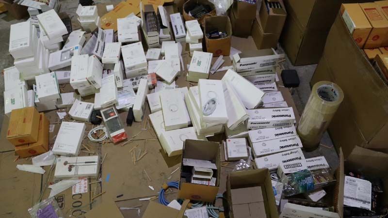 Đột kích một kho hàng, công an triệt phá đường dây sản xuất và buôn bán hàng giả quy mô khủng, tịch thu hơn 600.000 sản phẩm - Ảnh 1.