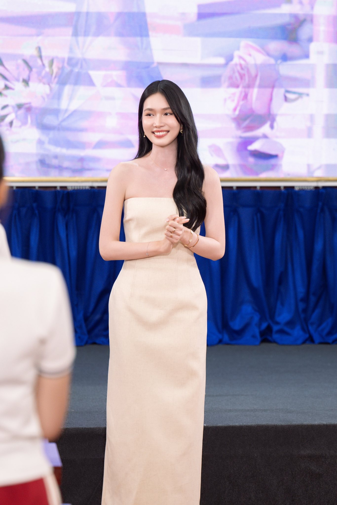 Nàng Hậu có học vấn đỉnh nhất nhì showbiz Việt làm giảng viên RMIT, netizen hào hứng check series TikTok "làm cô giáo" mỗi ngày - Ảnh 3.