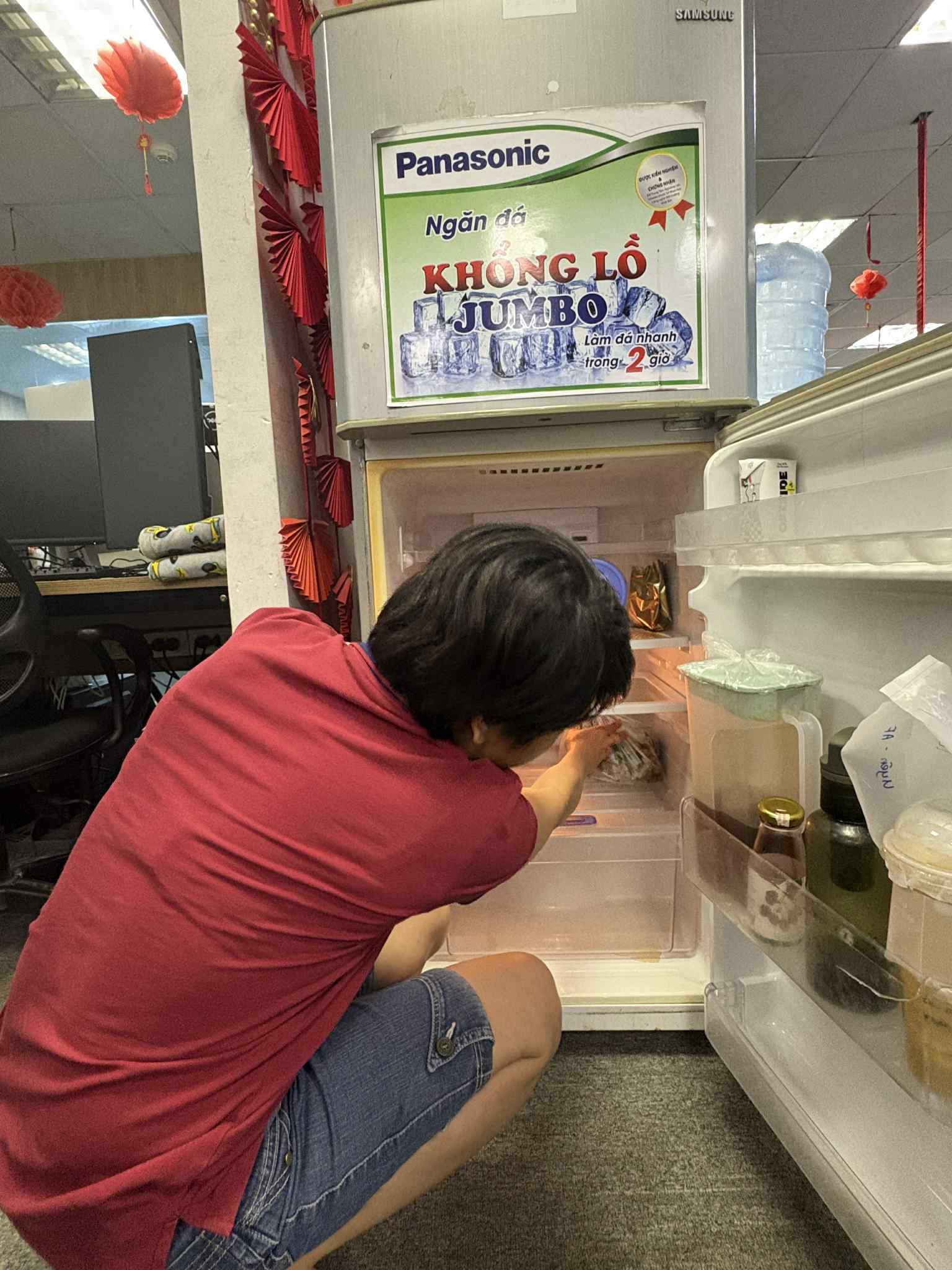Tủ lạnh văn phòng thời bão giá: Cơm 'cặp lồng' thay cho cơm hàng và nỗi lo 'hộp cá kho không cánh mà bay'!- Ảnh 3. Tủ lạnh văn phòng thời bão giá: Cơm 'cặp lồng' thay cho cơm hàng và nỗi lo 'hộp cá kho không cánh mà bay'!- Ảnh 3.