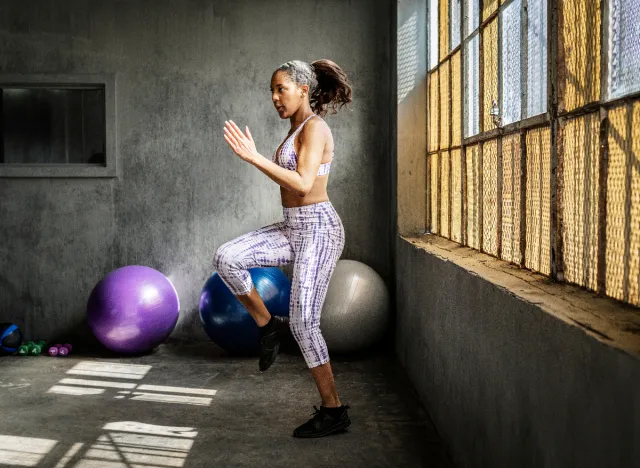 Phụ nữ sau tuổi 50 cứ đứng kiểu này: Mỡ bụng giảm giúp bụng phẳng, bớt nguy cơ mắc bệnh mãn tính- Ảnh 2.