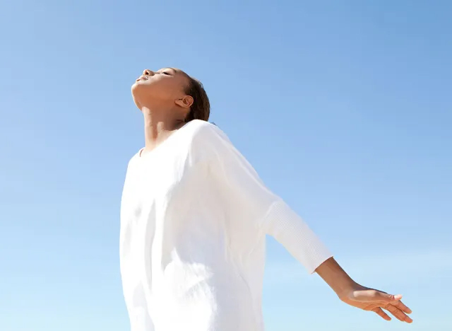 Phụ nữ sau tuổi 50 cứ đứng kiểu này: Mỡ bụng giảm giúp bụng phẳng, bớt nguy cơ mắc bệnh mãn tính- Ảnh 5.