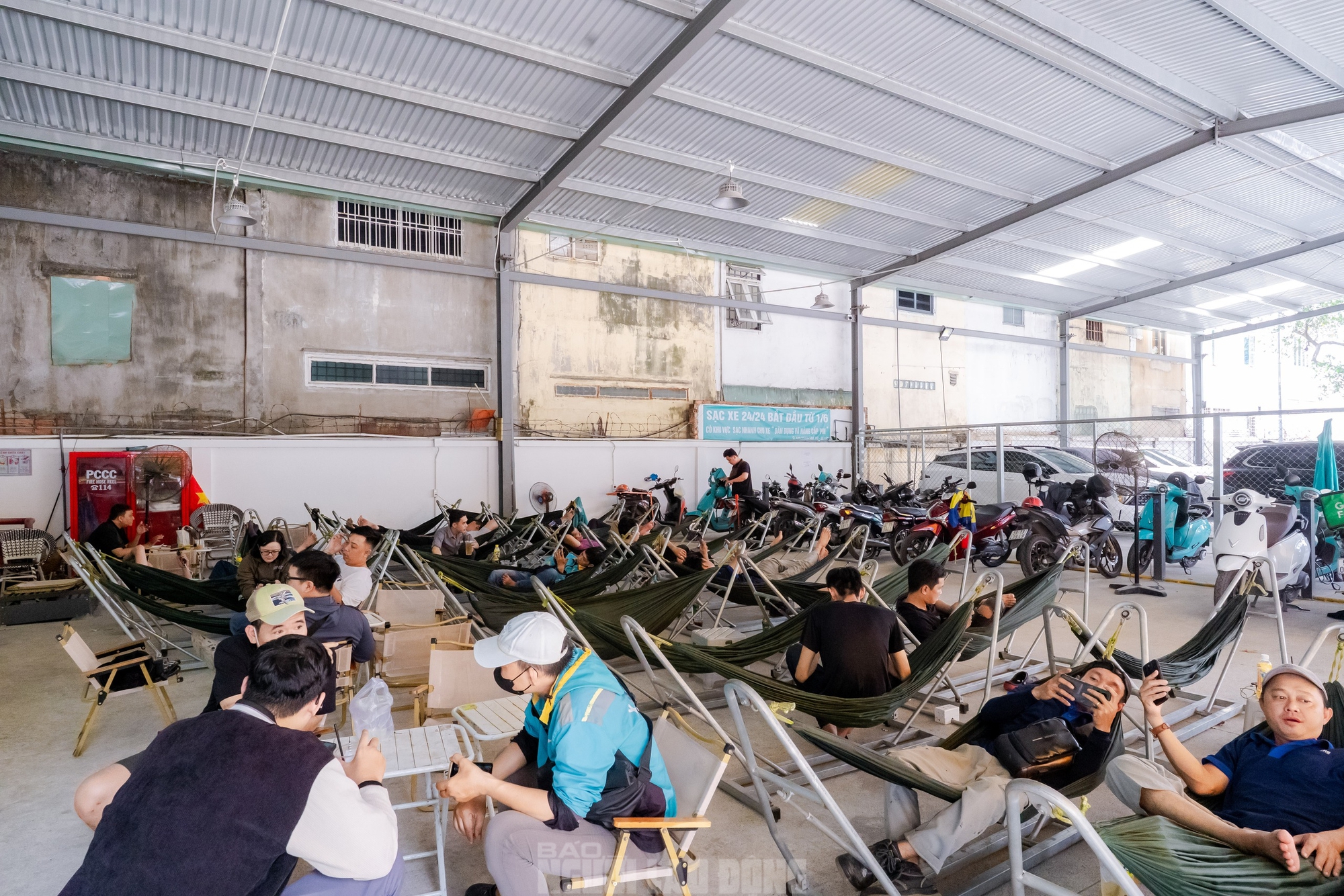 VIDEO: Thu lợi nhuận khủng hằng tháng từ quán cà phê võng kết hợp trạm sạc - Ảnh 1.