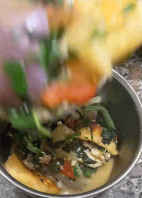 Tủ lạnh văn phòng thời bão giá: Cơm 'cặp lồng' thay cho cơm hàng và nỗi lo 'hộp cá kho không cánh mà bay'!- Ảnh 6. Tủ lạnh văn phòng thời bão giá: Cơm 'cặp lồng' thay cho cơm hàng và nỗi lo 'hộp cá kho không cánh mà bay'!- Ảnh 6.