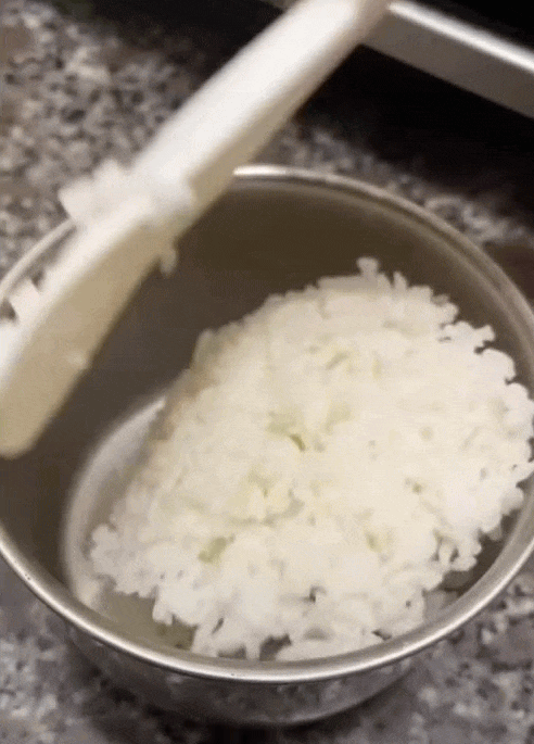 Tủ lạnh văn phòng thời bão giá: Cơm 'cặp lồng' thay cho cơm hàng và nỗi lo 'hộp cá kho không cánh mà bay'!- Ảnh 7. Tủ lạnh văn phòng thời bão giá: Cơm 'cặp lồng' thay cho cơm hàng và nỗi lo 'hộp cá kho không cánh mà bay'!- Ảnh 7.