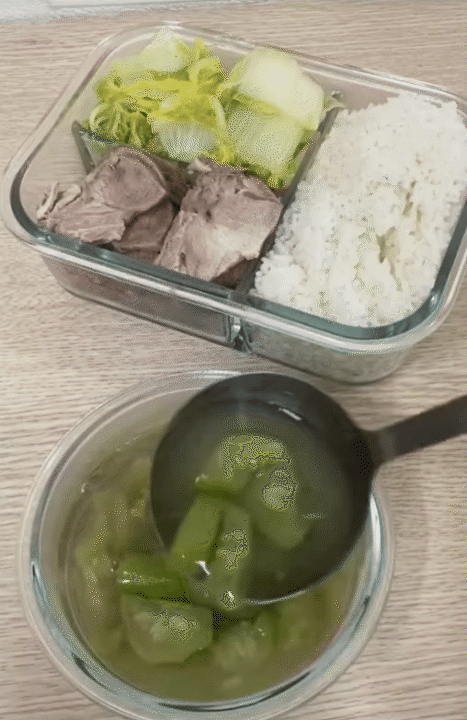 Tủ lạnh văn phòng thời bão giá: Cơm 'cặp lồng' thay cho cơm hàng và nỗi lo 'hộp cá kho không cánh mà bay'!- Ảnh 2. Tủ lạnh văn phòng thời bão giá: Cơm 'cặp lồng' thay cho cơm hàng và nỗi lo 'hộp cá kho không cánh mà bay'!- Ảnh 2.