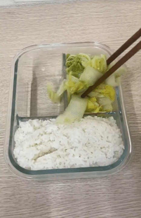 Tủ lạnh văn phòng thời bão giá: Cơm 'cặp lồng' thay cho cơm hàng và nỗi lo 'hộp cá kho không cánh mà bay'!- Ảnh 1. Tủ lạnh văn phòng thời bão giá: Cơm 'cặp lồng' thay cho cơm hàng và nỗi lo 'hộp cá kho không cánh mà bay'!- Ảnh 1.