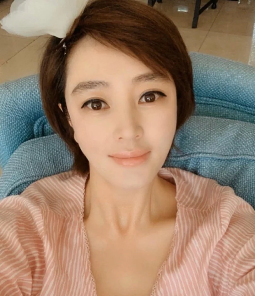 Kim Hye Soo U60 mà body vẫn đỉnh khi diện quần ngắn khoe chân thon dài: Bí quyết giữ dáng gây sốt mạng xã hội!- Ảnh 3.