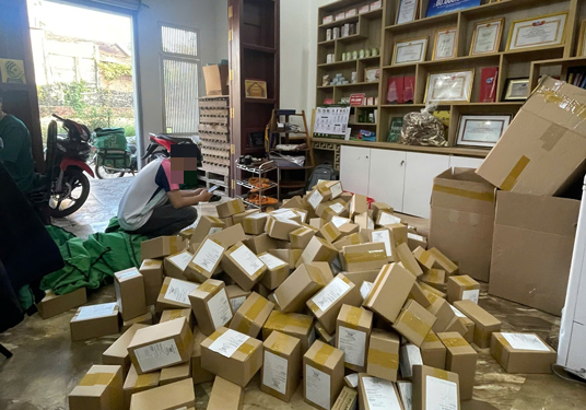 Ngồi bán hàng cả ngày, không vận động, thức khuya, stress vì đơn ế: Đây là 5 căn bệnh âm thầm "đánh gục" người bán hàng online!- Ảnh 1.