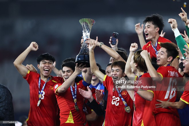 Ảnh nét căng: U23 Việt Nam vui sướng nâng cúp vô địch dưới trời pháo giấy, 1 cầu thủ rước cúp như Messi- Ảnh 7.