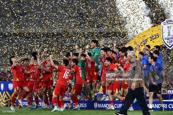 Ảnh nét căng: U23 Việt Nam vui sướng nâng cúp vô địch dưới trời pháo giấy, 1 cầu thủ rước cúp như Messi- Ảnh 6.