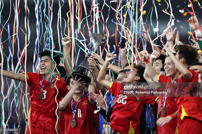 Ảnh nét căng: U23 Việt Nam vui sướng nâng cúp vô địch dưới trời pháo giấy, 1 cầu thủ rước cúp như Messi- Ảnh 8.
