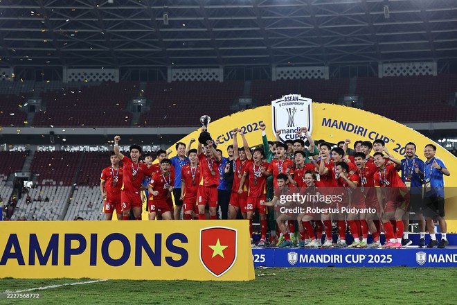 Ảnh nét căng: U23 Việt Nam vui sướng nâng cúp vô địch dưới trời pháo giấy, 1 cầu thủ rước cúp như Messi- Ảnh 4.