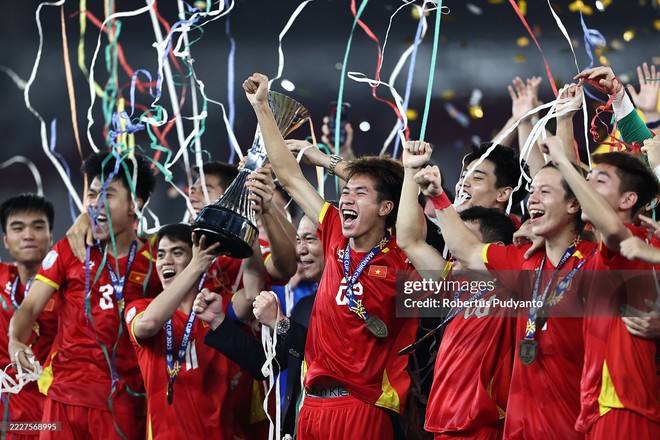 Ảnh nét căng: U23 Việt Nam vui sướng nâng cúp vô địch dưới trời pháo giấy, 1 cầu thủ rước cúp như Messi- Ảnh 9.