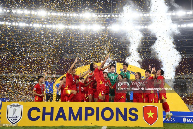 Ảnh nét căng: U23 Việt Nam vui sướng nâng cúp vô địch dưới trời pháo giấy, 1 cầu thủ rước cúp như Messi- Ảnh 5.