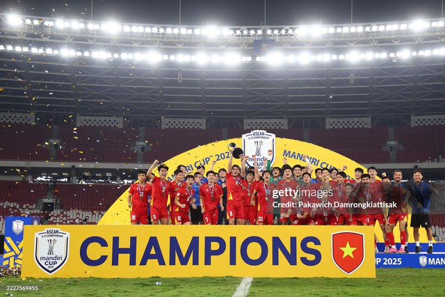 Ảnh nét căng: U23 Việt Nam vui sướng nâng cúp vô địch dưới trời pháo giấy, 1 cầu thủ rước cúp như Messi- Ảnh 2.