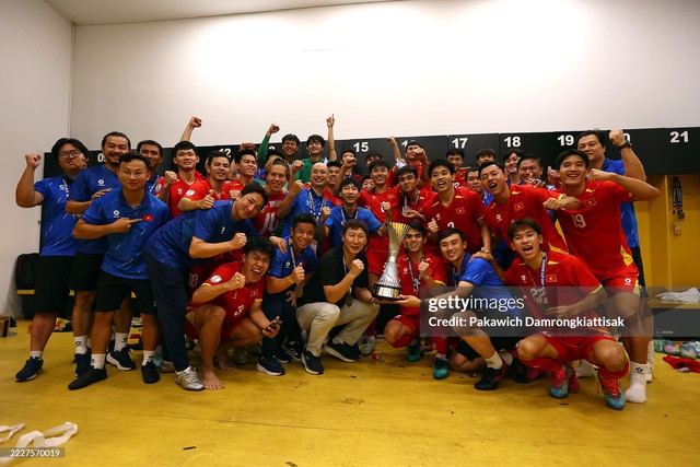 Ảnh nét căng: U23 Việt Nam vui sướng nâng cúp vô địch dưới trời pháo giấy, 1 cầu thủ rước cúp như Messi- Ảnh 11.