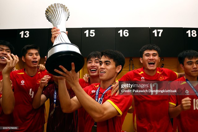 Ảnh nét căng: U23 Việt Nam vui sướng nâng cúp vô địch dưới trời pháo giấy, 1 cầu thủ rước cúp như Messi- Ảnh 12.