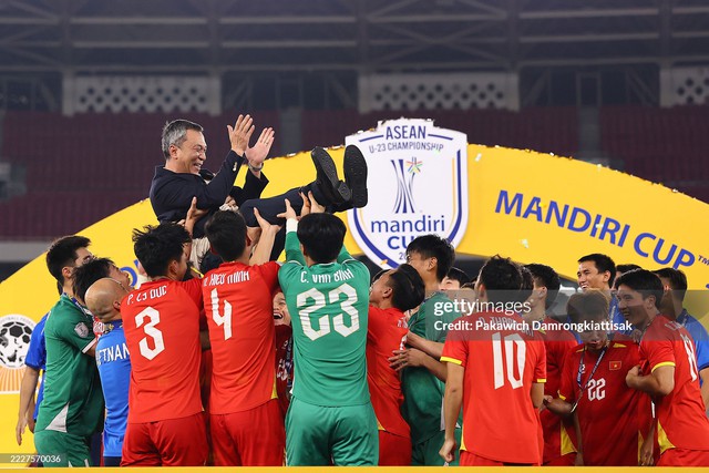 Ảnh nét căng: U23 Việt Nam vui sướng nâng cúp vô địch dưới trời pháo giấy, 1 cầu thủ rước cúp như Messi- Ảnh 10.